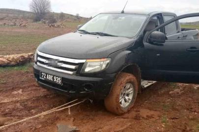 Gercüş’te çamura saplanan aracın imdadına Özel İdare ekipleri yetişti