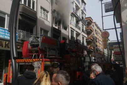 Giresun’da 4 katlı apartmanın ikinci katında çıkan yangın paniğe neden oldu