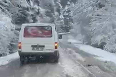 Gölcük yolunda kar sürprizi: Kar lastiği olmayan araç yolda kaldı
