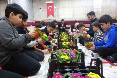 Gönüllere dokunan imam: Çocuklarla hazırladıkları çiçeklerle herkesi camiye davet ediyor