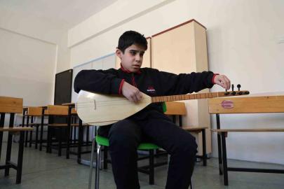 Gözleri görmeden hissederek çalıyor