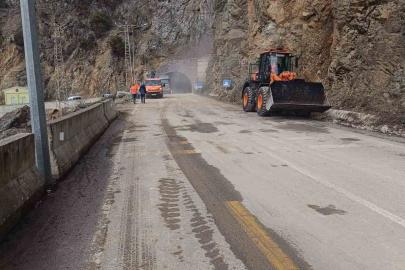Gümüşhane’de heyelan sonrası kapanan yol yeniden ulaşıma açıldı