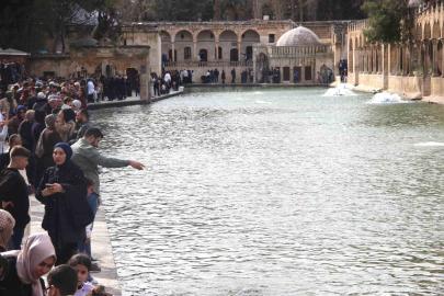 Güneş yüzünü gösterdi: Balıklıgöl’e ziyaretçi akını