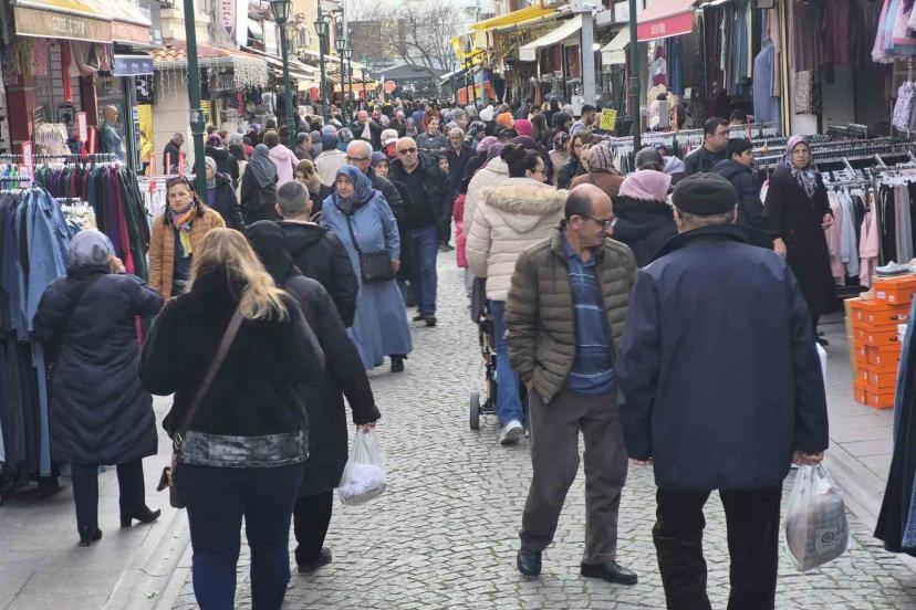Güneşli havayı fırsat bilen vatandaşlar çarşıya akın etti