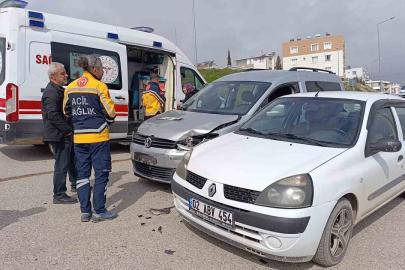 Hafif ticari araç ile otomobil çarpıştı: 1 yaralı