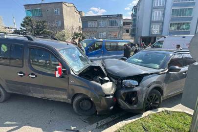 Hafif ticari araç ile SUV tipi araç kafa kafaya çarpıştı: 4 yaralı
