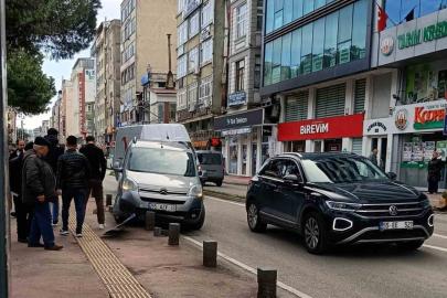 Hafif ticari araç kaldırıma çıktı, trafik levhası ve dubayı devirdi