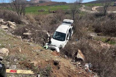 Hafif ticari araç şarampole girdi: 4 yaralı