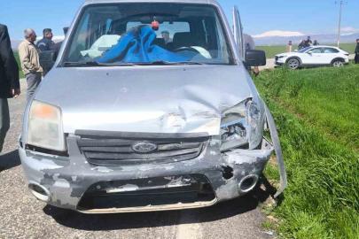 Hafif ticari ile otomobil çarpıştı: 2 yaralı