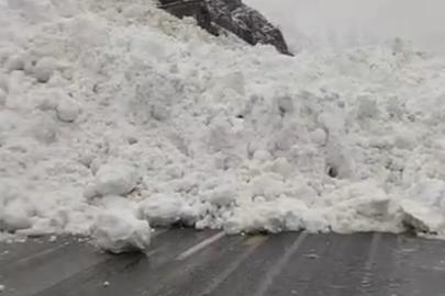 Hakkâri-Çukurca kara yoluna çığ düştü: Sürücüler yolda kaldı