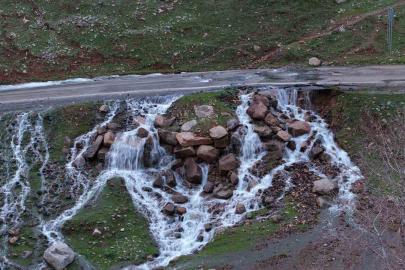 Hakkari’de asfaltın ortasından su pınarı fışkırdı