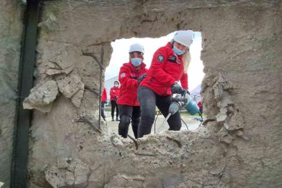 Hamileyken enkazda hayat kurtardı