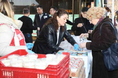 Hastane önünde iftar yemeği dağıtıldı