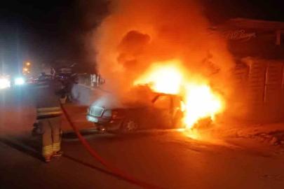 Hatay’da alevlere teslim olan otomobil kullanılamaz hale geldi