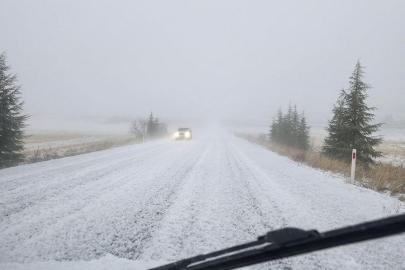 Haymana-Polatlı yolu dolu yağışı nedeniyle beyaza büründü