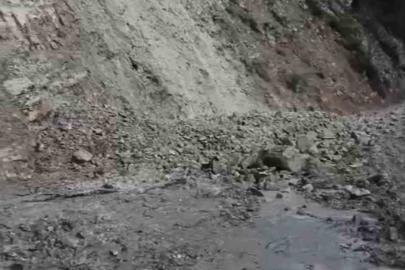 Heyelan köy yolunu ulaşıma kapattı