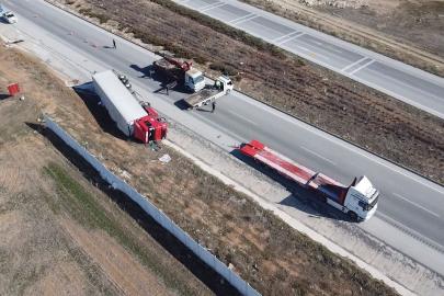 Hırdavat malzemesi yüklü tır devrildi, sürücü yaralandı