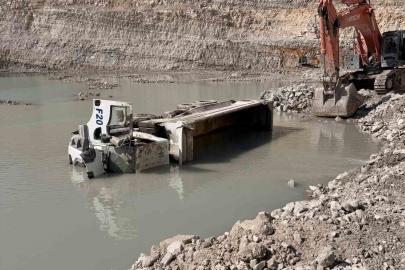 Hisarcık’ta maden sahasında hafriyat kamyonu devrildi: 1 ölü