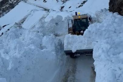 Hizan’da köy yoluna çığ düştü