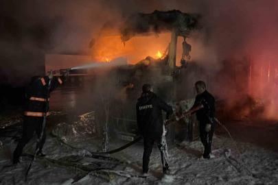 Hopa’da tır parkında yangın; 2 tır kullanılamaz hale geldi