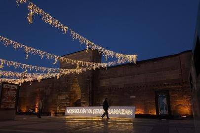 Hunat Cami ışıklarla donatıldı