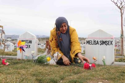 İki evladı vahşice öldürülen anne, bayram öncesi evlatlarının kabrini ziyaret etti