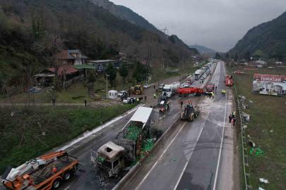 İki tır çarpıştı, D-650 savaş alanına döndü