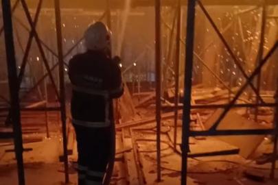 İnşaat halindeki binanın çatısında korkutan yangın