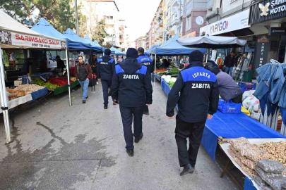 Isparta’da zabıtadan pazarda fiyat etiketi, terazi kontrolü ve pazar düzeni denetimi