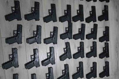 İstanbul’da gözaltına alınan kişinin evinden ve aracından 50 tabanca çıktı