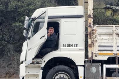 İstanbul’da kamyon sürücüsü göle dönen yolda mahsur kaldı