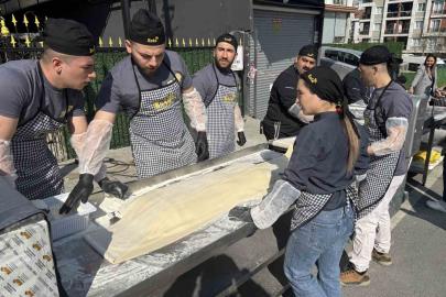 İstanbul’da lahmacun rekoru: 63 metrelik dev lahmacun Guinness’e girdi