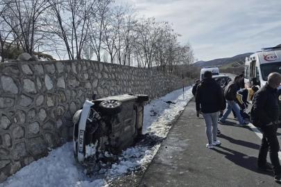 İstinat duvarına çarpan otomobil devrildi: 5 yaralı