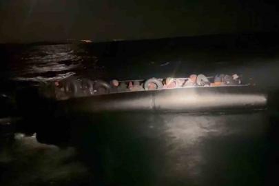 İzmir’de lastik bot içerisindeki 45 düzensiz göçmen yakalandı