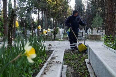 İzmir’de mezarlıklar Ramazan Bayramı’na hazırlanıyor