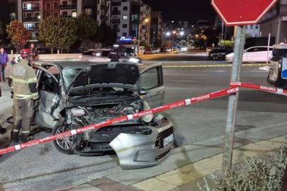 İzmir’de motosiklet ile otomobil çarpıştı: 1 ölü, 2 yaralı