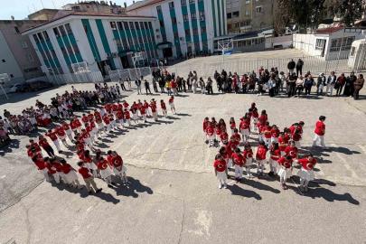 İzmir’de öğrenciler İstiklal Marşı’nı işaret diliyle okudu
