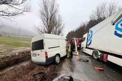 İzmir’de otomobil ile tır çarpıştı: 2 yaralı