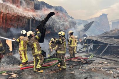 İzmir’de sanayi sitesindeki yangın kontrol altına alındı