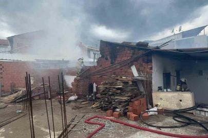 İzmir’de tek katlı evde çıkan yangın korkuttu