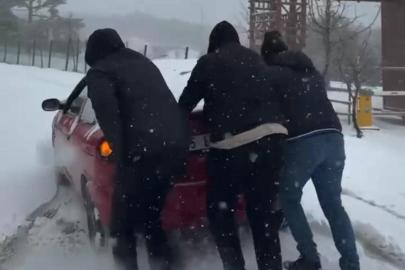 İzmir’in yüksek kesimlerine bayramda kar yağdı