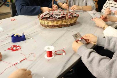 İzmit Beyaz Kalpler öğrencilerinden kadın personele el emeği 8 Mart sürprizi