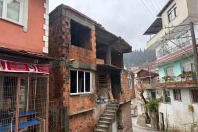 İzmit’te kullanılmayan iki katlı evin çatısı alev alev yandı