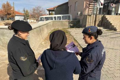 Jandarma vatandaşları kadına şiddetli mücadele konusunda bilgilendirdi