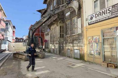 Kabloları kurtarmak isterken canını hiçe saydı