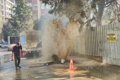 Kadıköy’de inşaat çalışmasında boru patladı: Sular apartman boyunu aştı