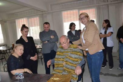 Kadın doktorlardan yaşlılara sıcacık dokunuş