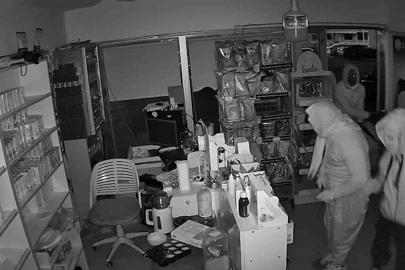 Kadın kılığına girseler de polisten kaçamadılar