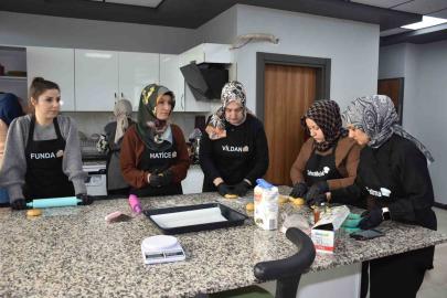 Kadınlar bu kursta hem öğreniyor, hem ailelerine destek oluyor