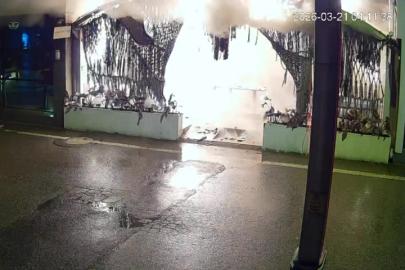 Kafeyi kundaklayıp kaçtı: O anlar kamerada